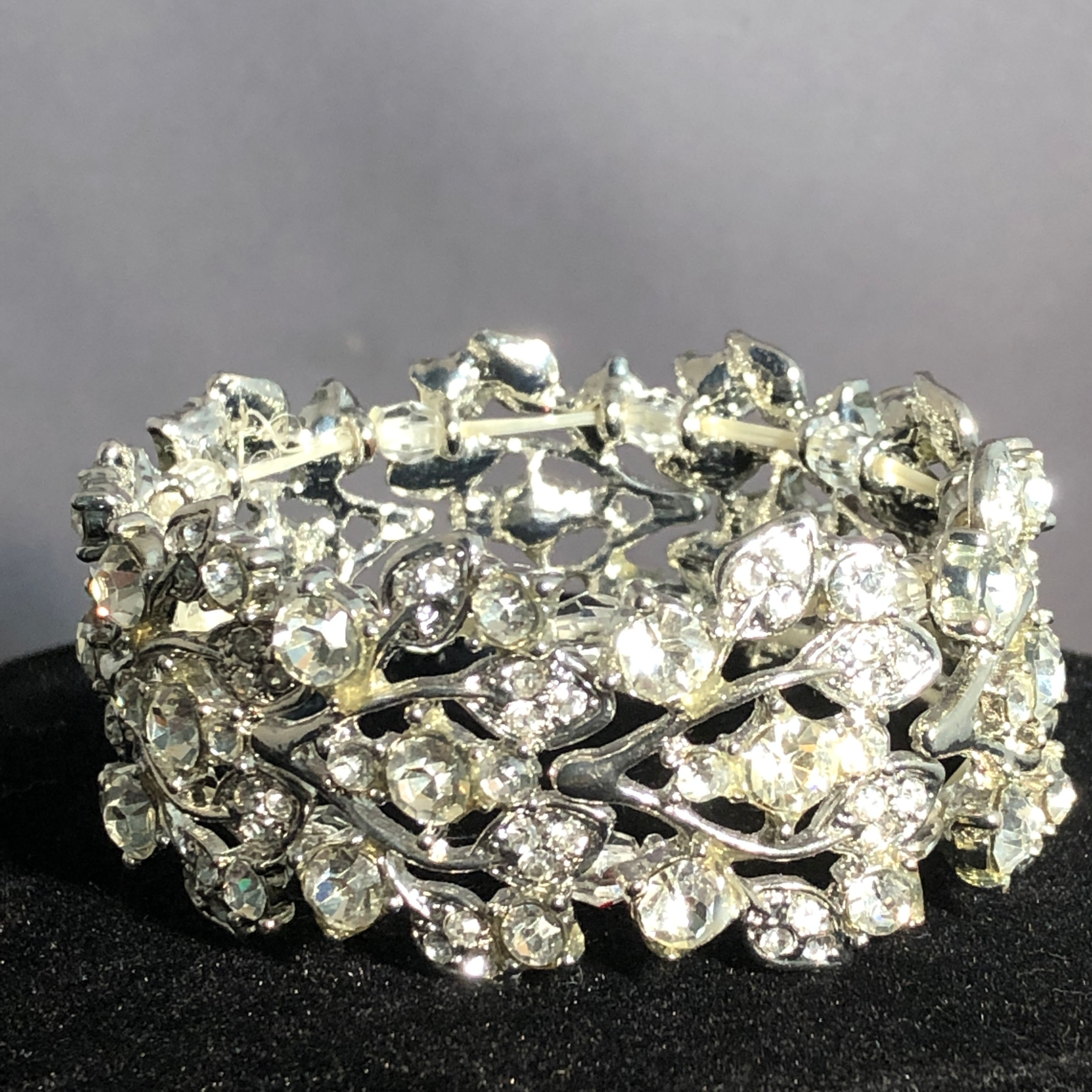 Leaf design in Austrian crystal elastic bracelet