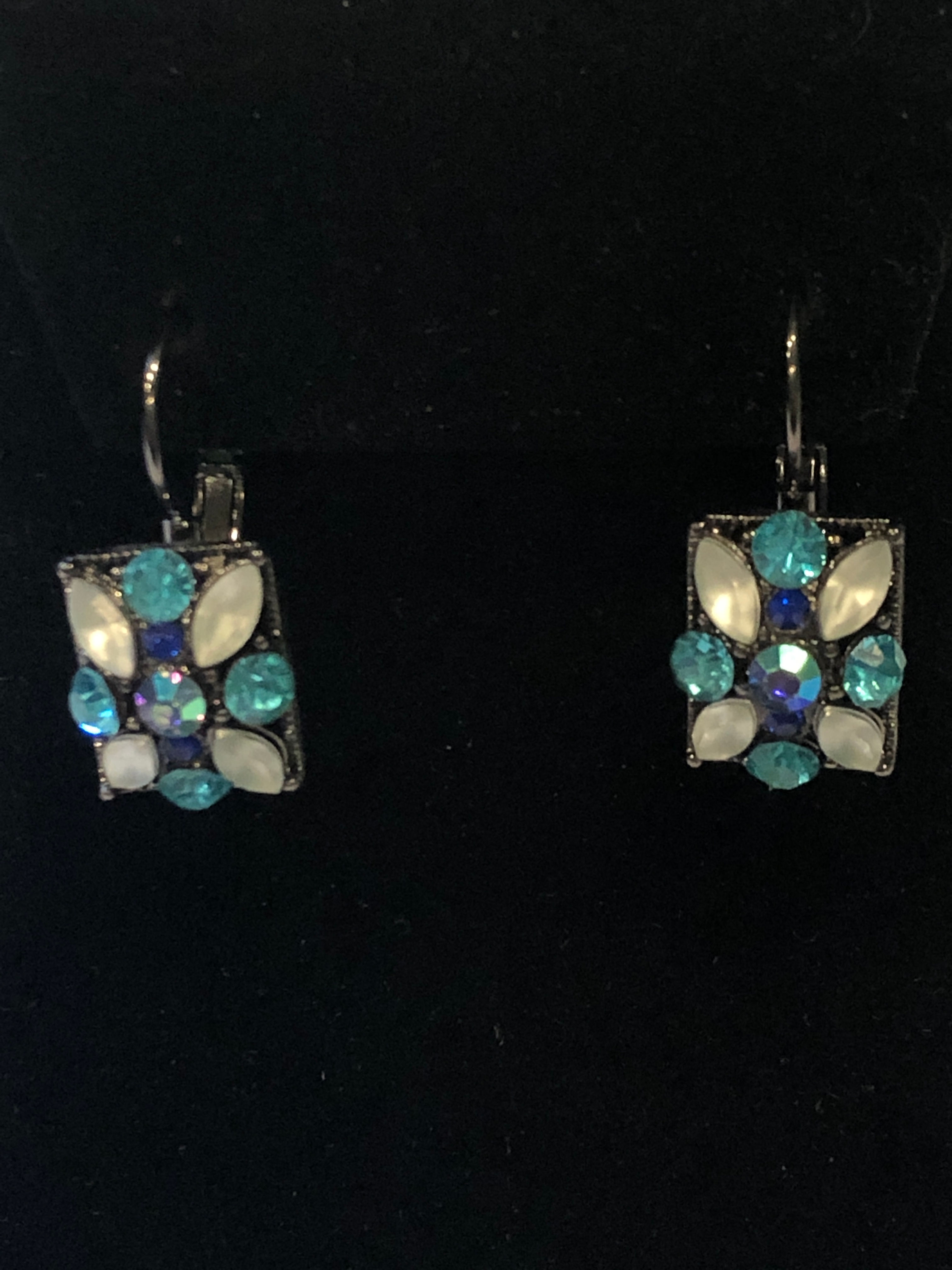 Flower design lever back earring