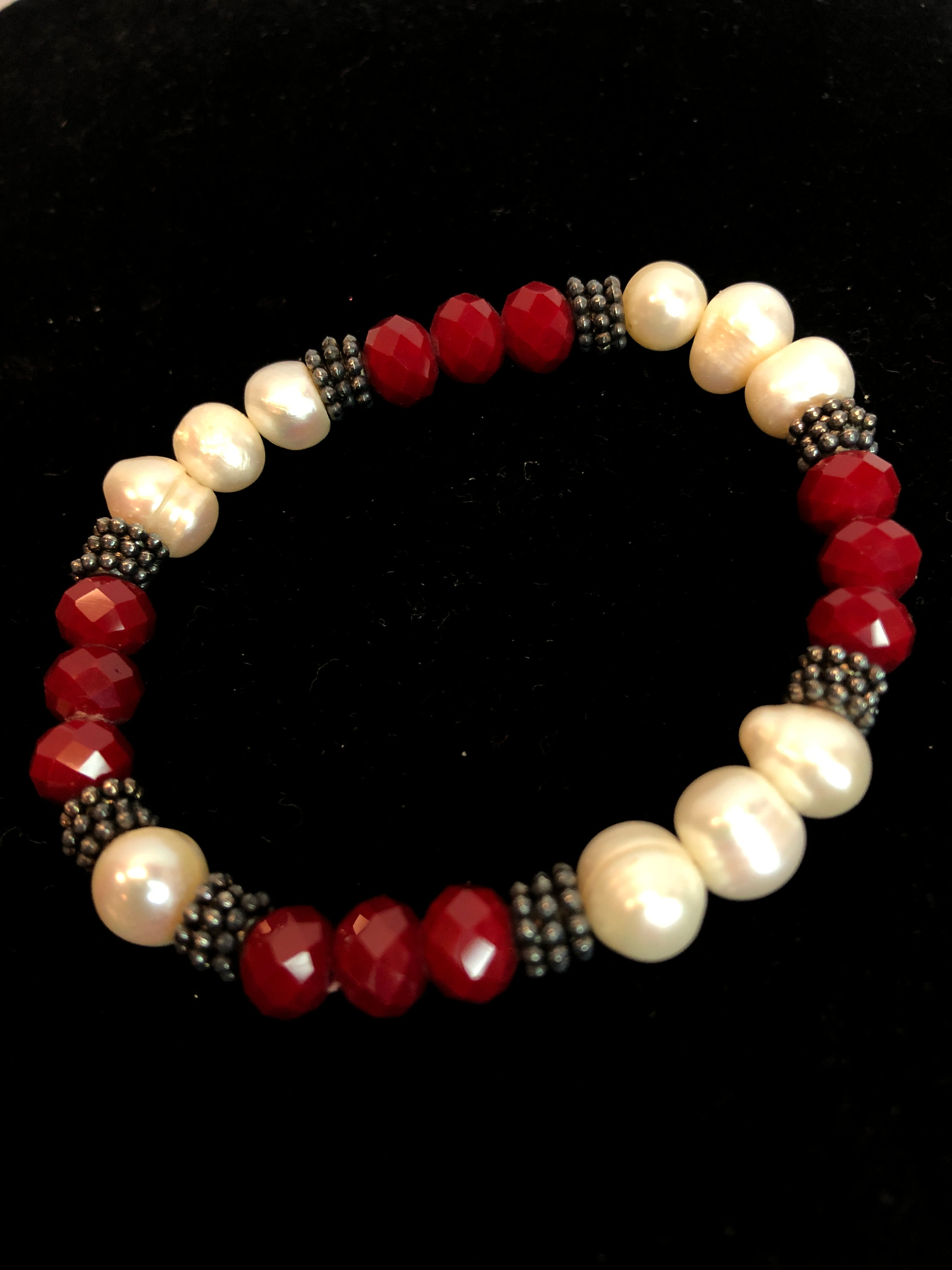 White FWP elastic bracelet in red beads and silver spindels