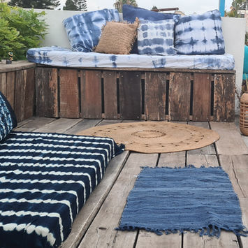 מרפסת גג כחול לבן ועץ ממוחזר