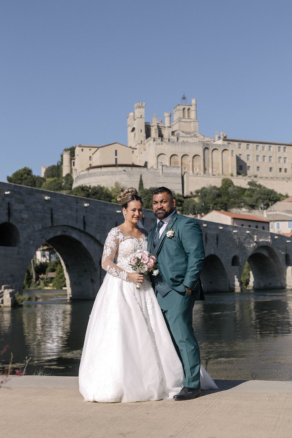 Mariés au bord de l’Orb, devant les arches du Pont Vieux et la cathédrale Saint-Nazaire de Béziers