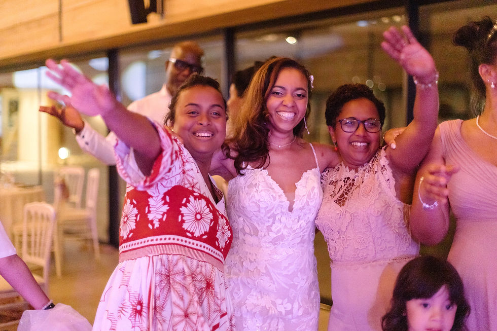 La mariée danse entourée de ses proches pendant la soirée de mariage au Mas Neuf à Vic-la-Gardiole.