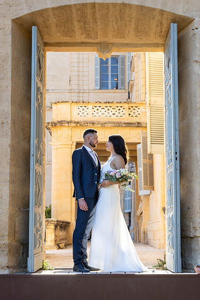 Couple de mariés au Château de Castries, près de Montpellier dans l’Hérault