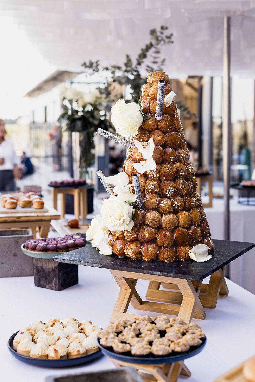 Pièce montée en choux et mignardises au dessert d’un baptême au Château Puech-Haut