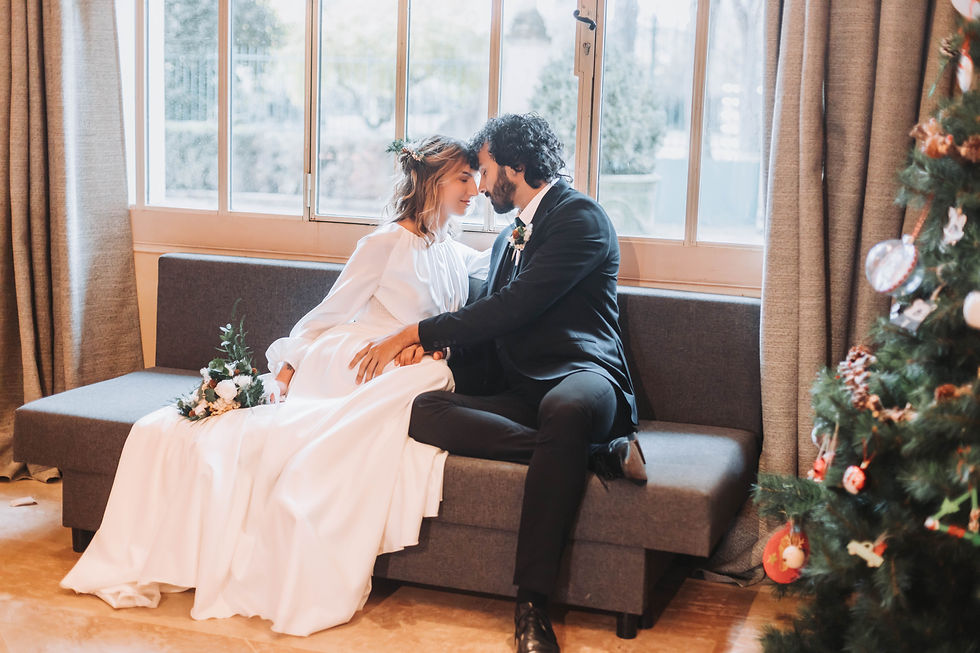 Couple près du sapin de Noël lors d’un shooting mariage au Domaine du Petit Malherbes