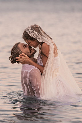 Couple de mariés dans la mer lors d’un elopement sur la plage à Sète