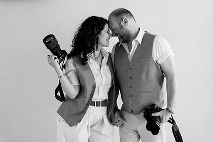 Emeline et Clément, photographes et vidéastes, posant ensemble avec leurs appareils photo