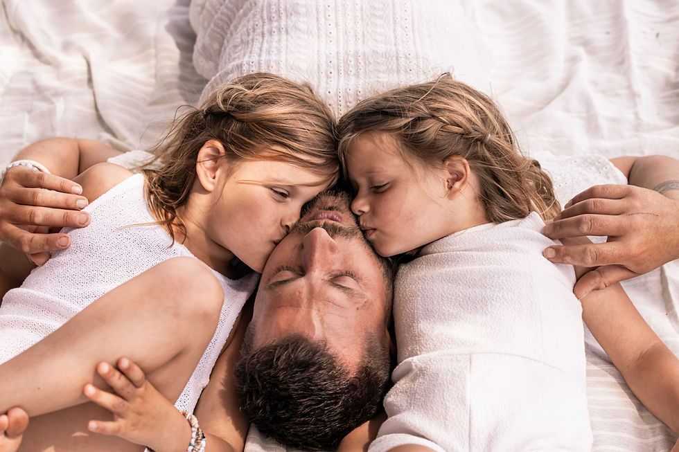 Moment de complicité d'un père et ses filles, lors d'une séance photo famille à Sète