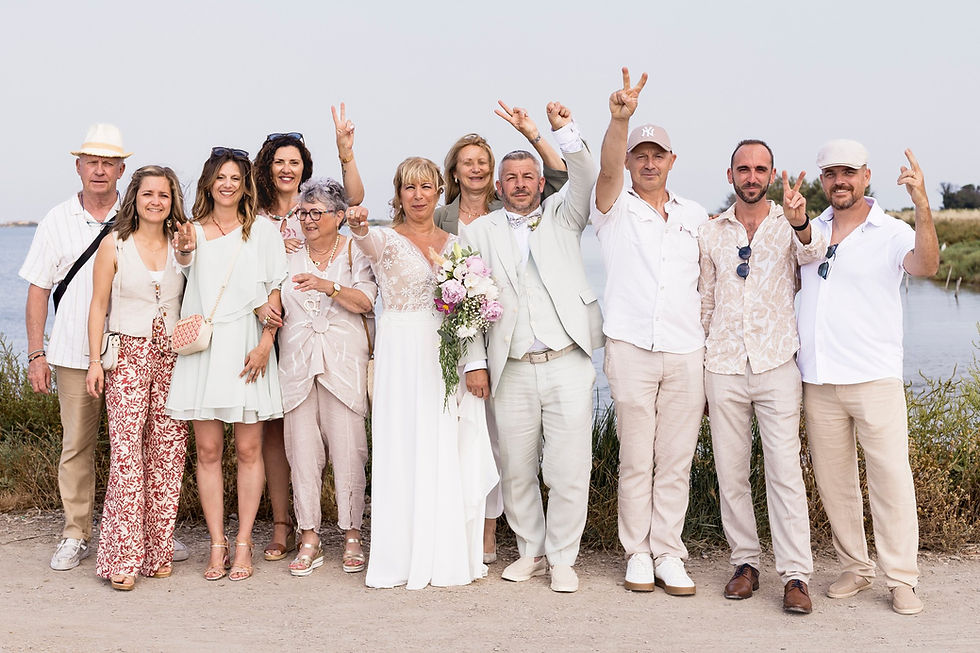 Photo de groupe des amis des mariés au bord de l’étang, près de la plage du Pilou à Villeneuve-lès-Maguelone