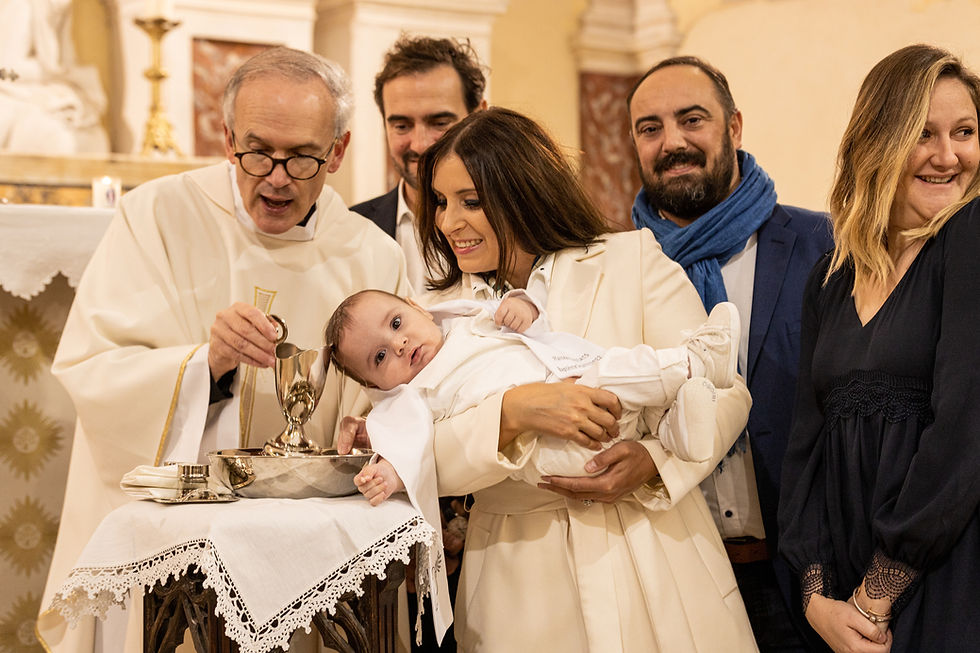 Famille réunie autour d’un bébé pendant une cérémonie religieuse de baptême