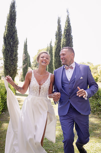 Couple de mariés dans les jardins du Mas Bégon, lieu de mariage dans le Gard