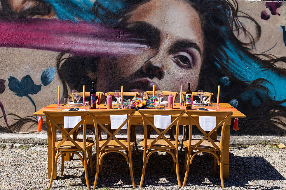 Table de mariage colorée installée devant une fresque street art au Musée Parcelle473 à Montpellier