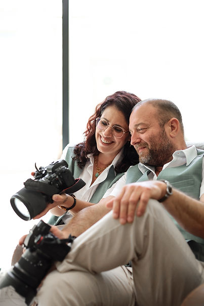 Emeline et Clément, duo de photographes et vidéastes à Sète, avec leurs appareils photo
