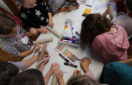 Un cour de décoration par les élèves à la bibliothèque Marguerite Debarge