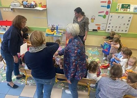 remise de sacs à doudou aux maternelles