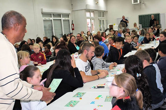 La vérification des cartons gagnants lors du loto enfant