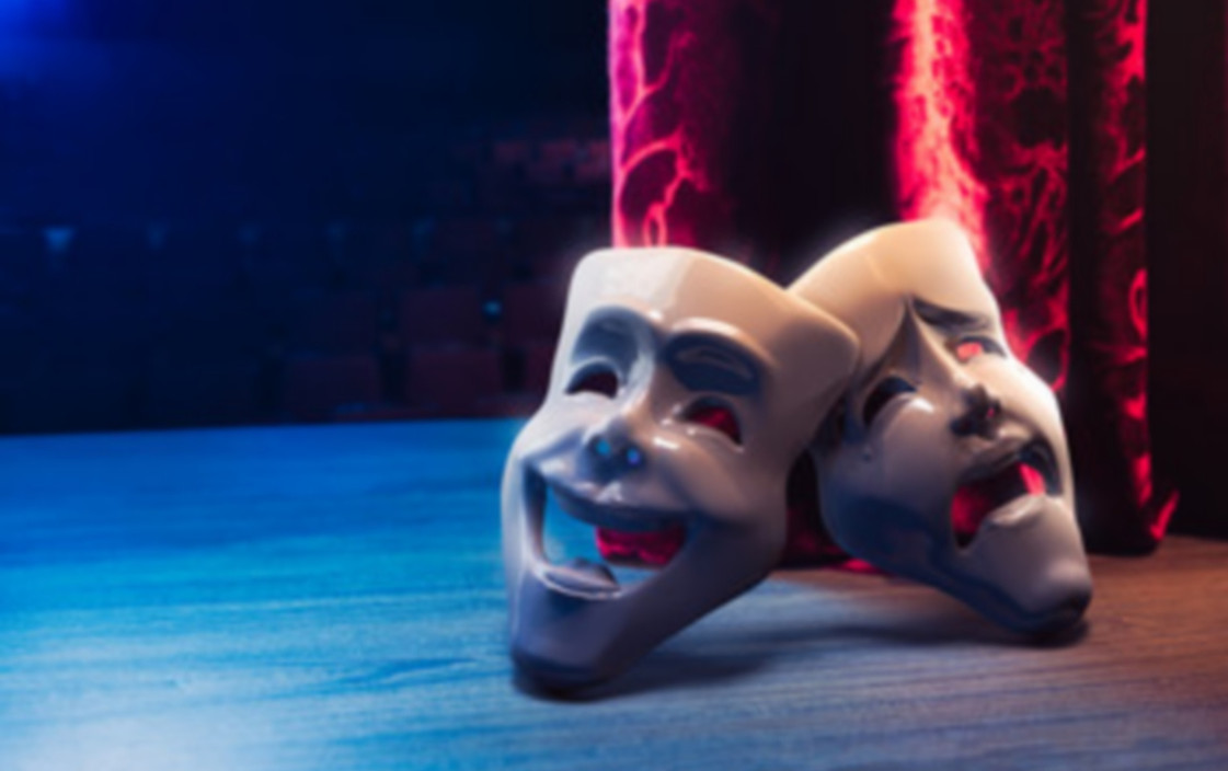 Les masques de théâtre sur une scène