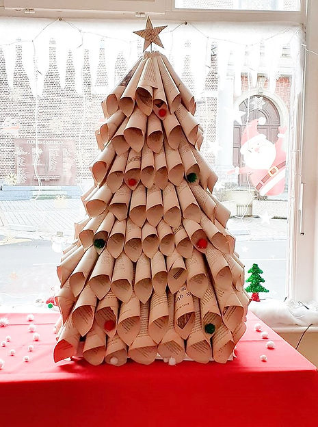 Sapin de Noël fait en page de livre et entreposé àla vitrine de la bibliothèque