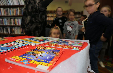 Présentation des derniers livres de la bibliothèque aux enfants