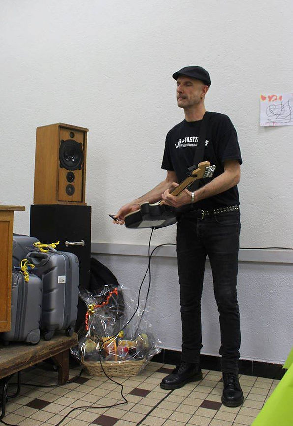 Un ami guitariste accompagnant les bénévoles de l'amicale Laïque