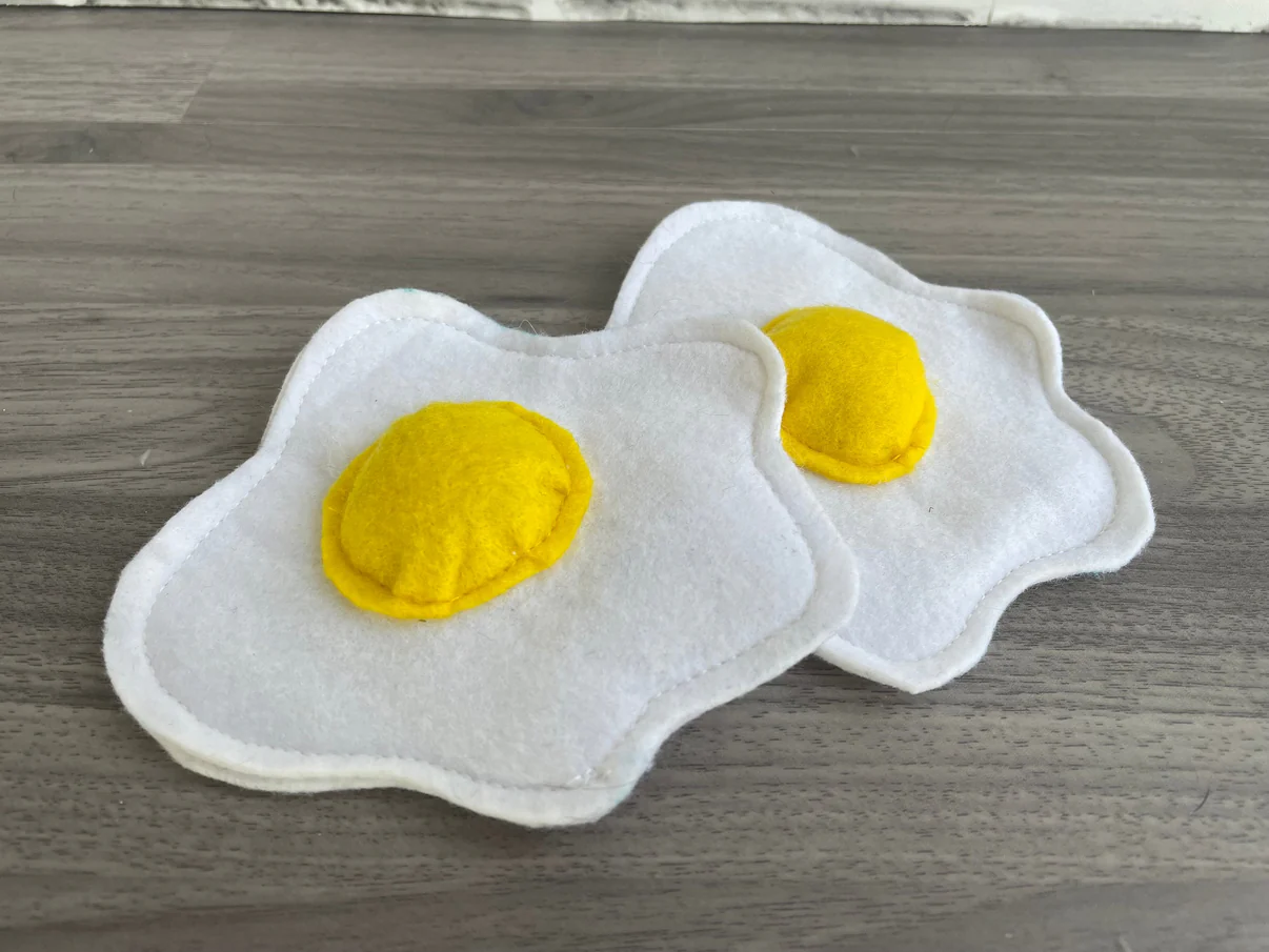 2 Egg cat toys