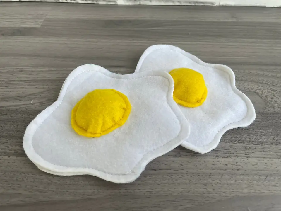 2 Egg cat toys