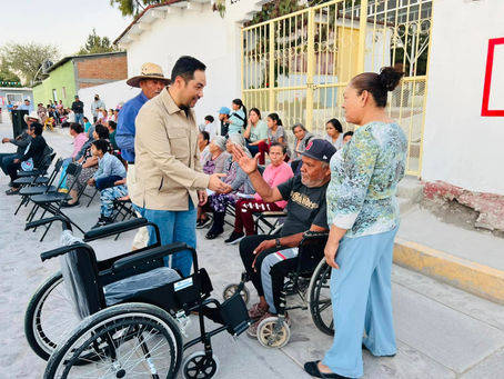 Pedro Tanamachi entrega sillas de ruedas, bastones y cobijas en comunidades de Romita