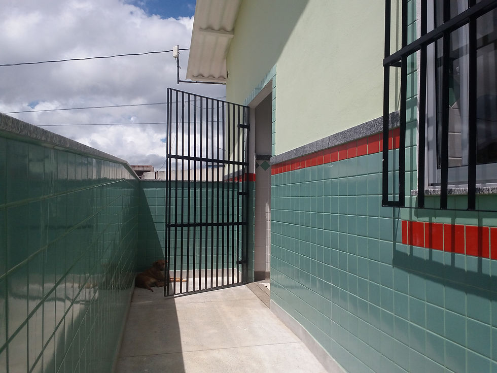Portão que foi arrombado