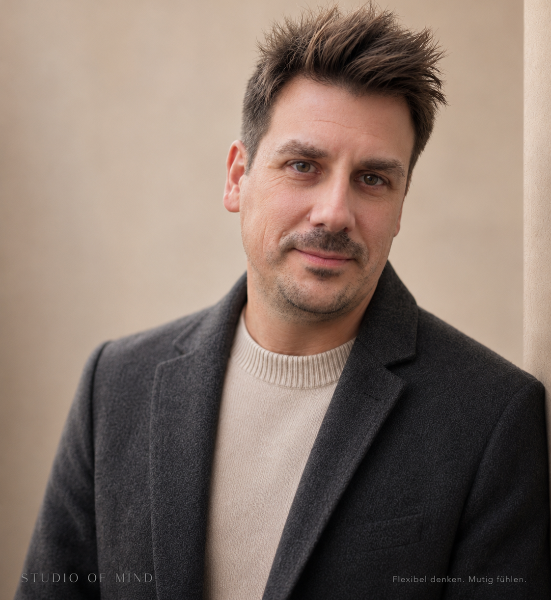 Sebastian ist Coach und Gründer von Studio of Mind. Er verbindet ACT, NLP und moderne Stressbewältigung, um Menschen zu helfen, klarer mit Gedanken, Gefühlen und innerem Druck umzugehen.