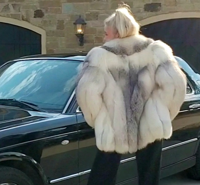 Thumbnail: Ultra Plush Blue Shaddow Fox Fur Coat