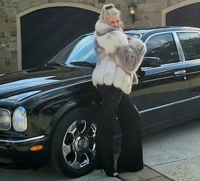 Thumbnail: Ultra Plush Blue Shaddow Fox Fur Coat
