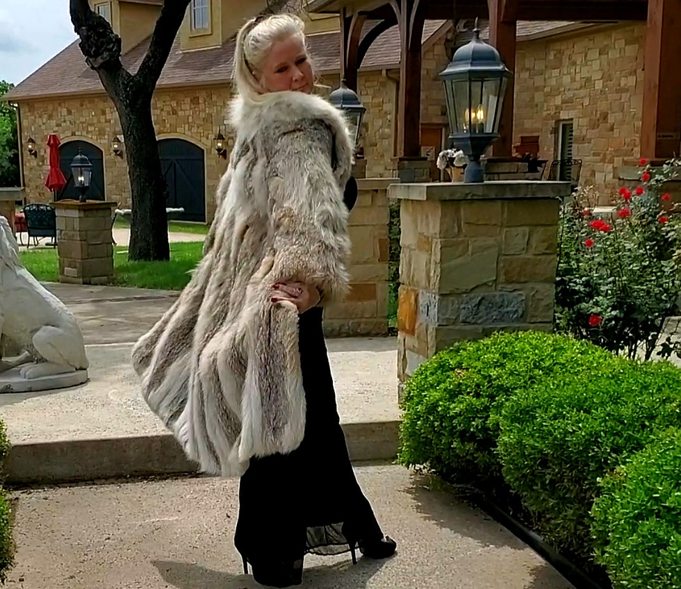 Thumbnail: Glamorous Full Length Canadian Lynx Natural Fur Coat