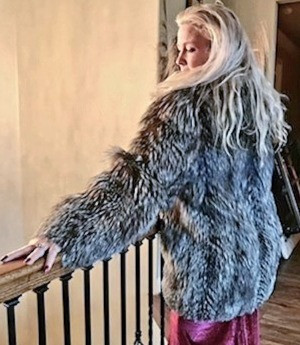 Thumbnail: Stunning Silver Fox Fur Coat