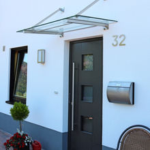 Metallbau Schlosserarbeiten  Geländer Treppen Tore Stahlbau Holztreppen Stahlwangentreppen Treppengeländer Glasgeländer Ganzglasgeländer Mauerabdeckungen Stahlhallen Stahlbau Fluchttreppen Treppenturm Gartentreppen Terrassenüberdachungen Verander Befestigungsmittel Balkontrennwände Balkongeländer Balkonanbau Stahlmöbel  Flachstahlgeländer Rohrgeländer Stahlkonstruktionen Beleuchtung Edelstahl Edelstahlgeländer Mauerabdeckungen Briefkästen  Trennwände Einhausungen Müllhäuser Eingangsüberdachung
Vordach Glasvordach Architektur Altbausanierung Neubau Vordach mit seitlicher Glasscheibe Hausbau RenovierungEingangsüberdachung