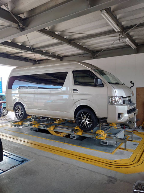 斜め前から見たハイエース