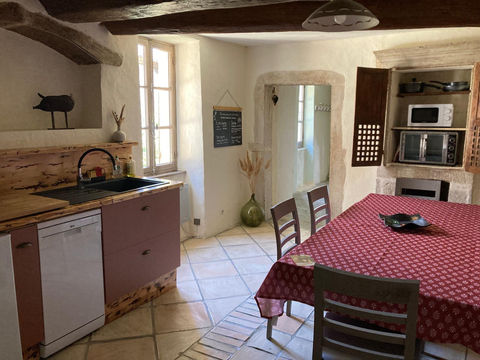 Cuisine-du-gite-mas-de-la-roche-cadre-convivial-authentique