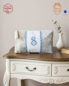 Trousse avec monogramme au charme d'antan