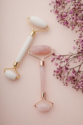 rodillos-faciales-hechos-piedra-jade-natural-sobre-imagen-vertical-fondo-rosa_253401-6804.