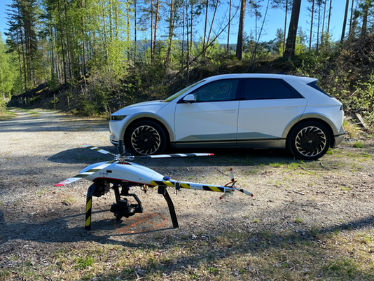 Lading av dronebatterier on-the-go med et 220V uttak i en Hyundai Ioniq 5