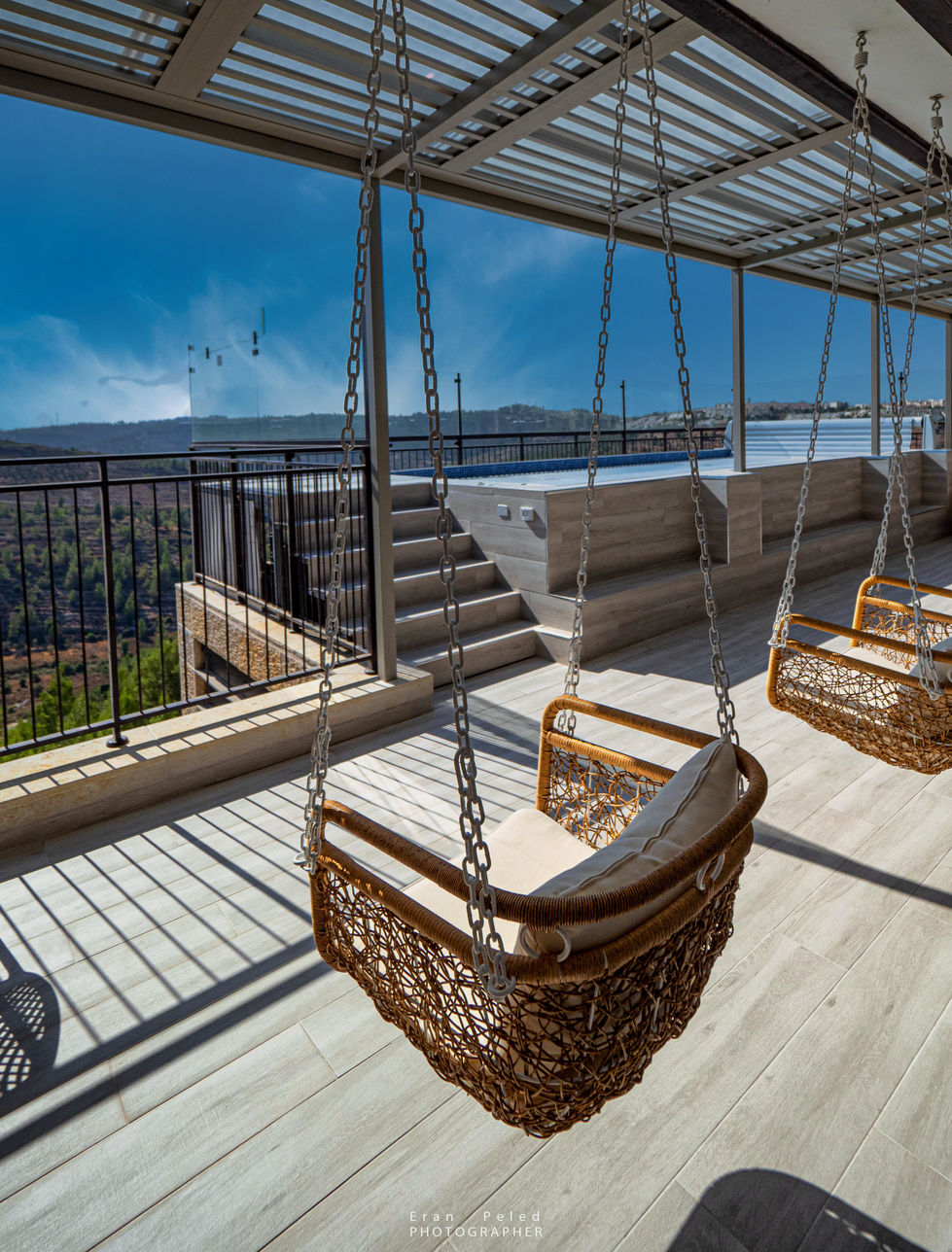 מבט על המרפסת עם נדנדה