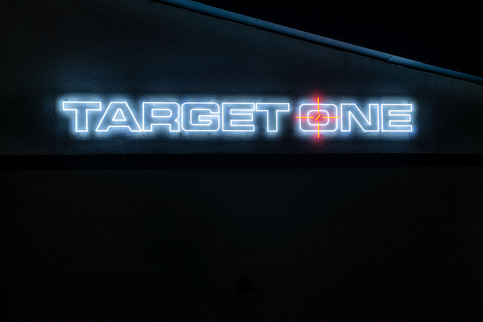Leuchtreklame bei Target One in Köln, NRW