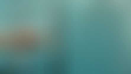 Cam silme sırasında en sık yapılan hataların başında, kirli veya tozlu yüzeylerin doğrudan temizlenmesi gelir. Üzerinde toz birikintisi bulunan cama doğrudan su veya temizlik spreyi sıkıldığında, bu kirler yüzeye yapışarak çamurlaşır ve iz kalmasına neden olur. 