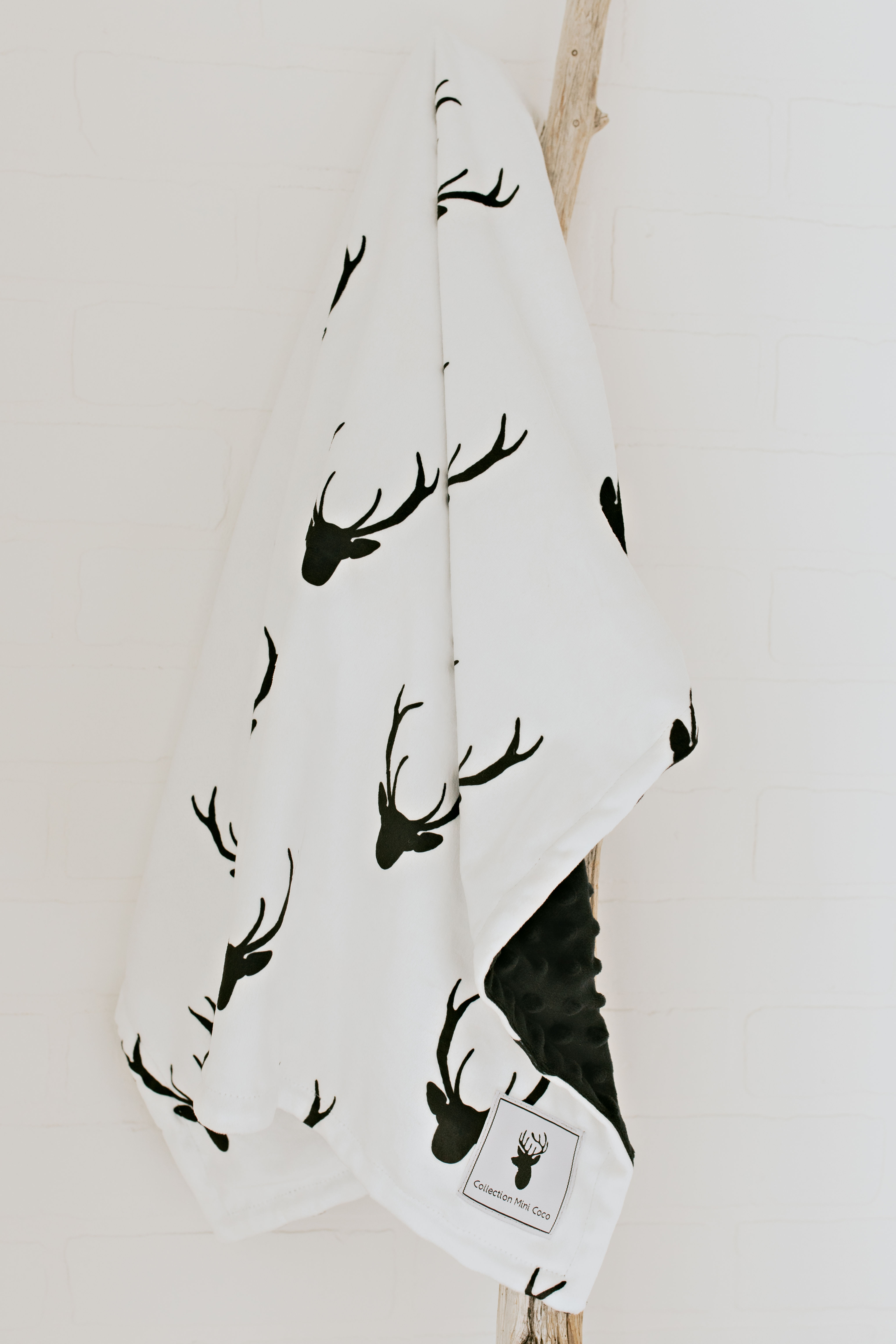 Doudou en minky | Enfant | Chevreuil noir sur fond blanc