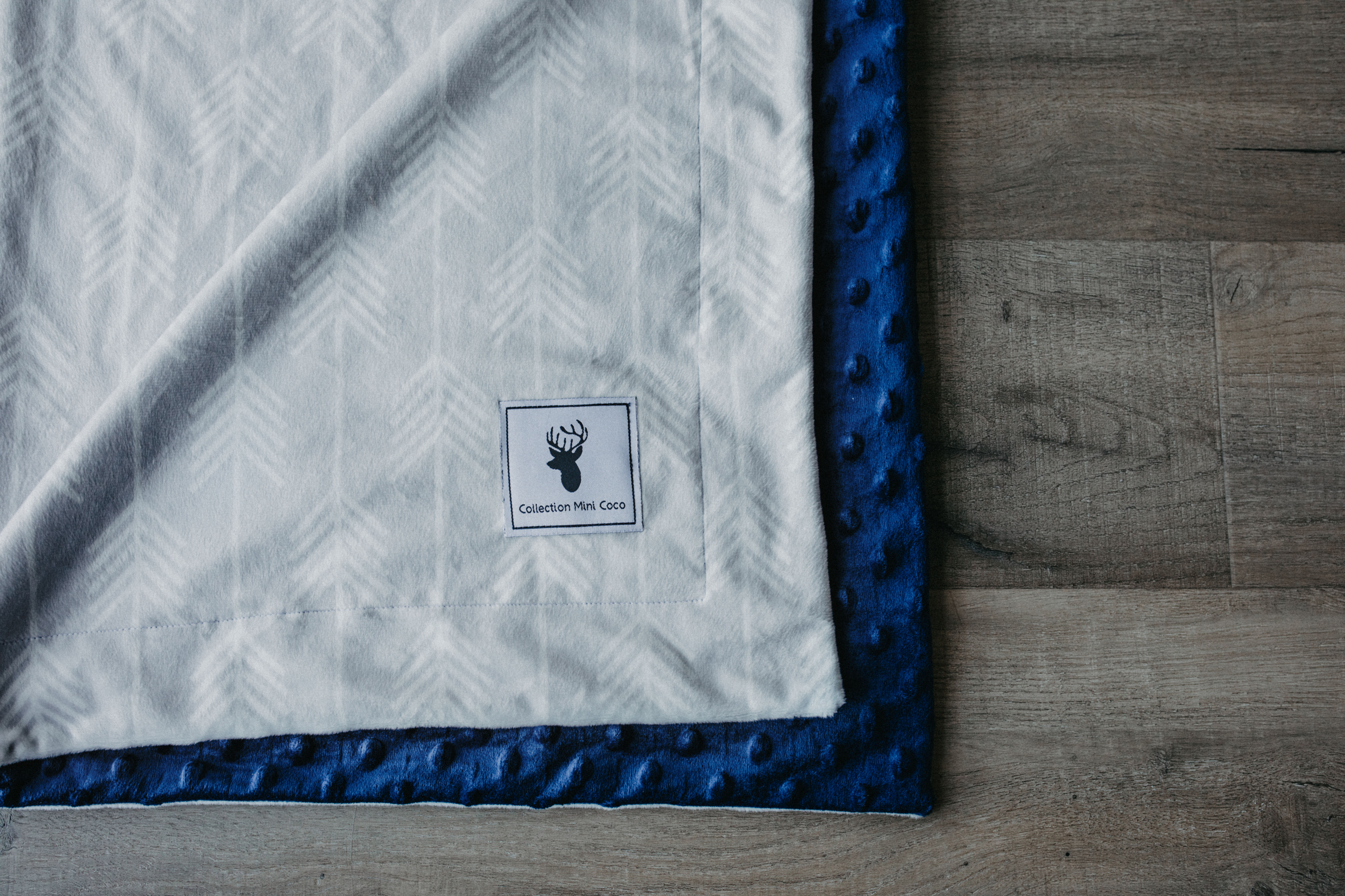 Doudou en minky | Enfant | Flèche grise