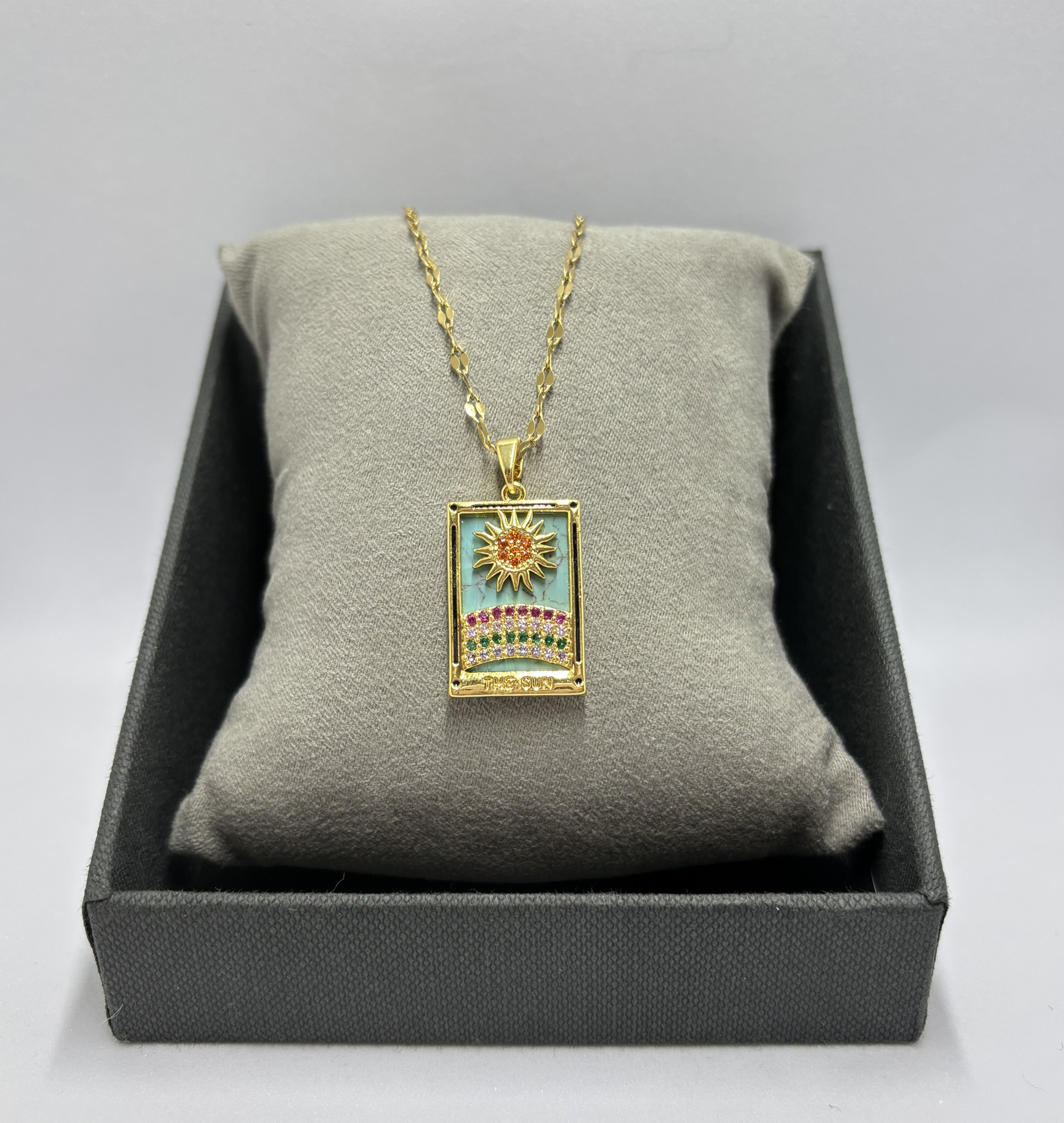 Güneş Detaylı Renkli Taşlı Çelik Kolye