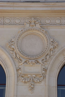 Pale French limestone with a very fine grain for detailing