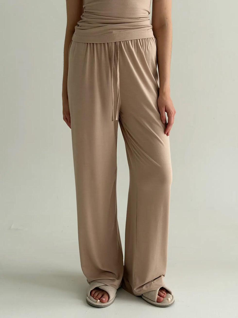 Прев'ю: Модал костюм штани та майка на брителях бежевий  