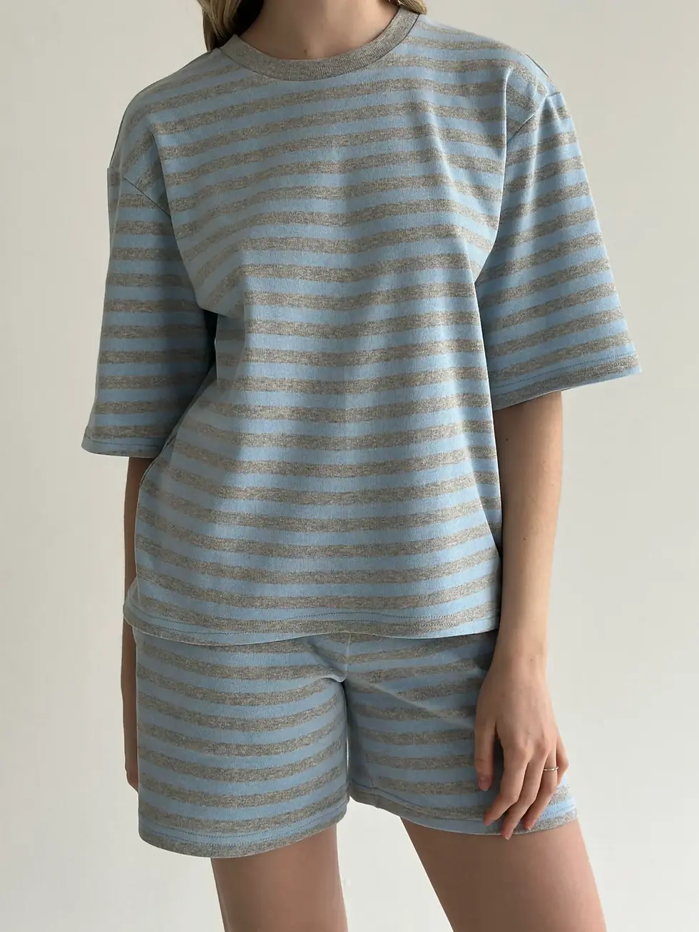 Прев'ю: Трикотаж смужка Костюм футболка та шорти сірий/блакитний