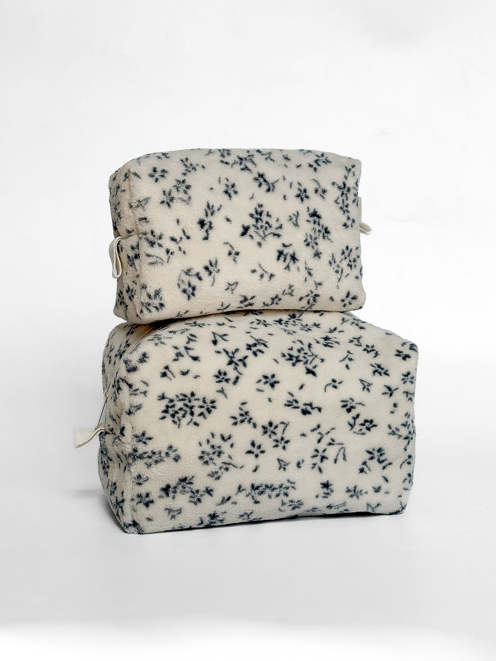 Прев'ю:  Косметичка пухнаста мала квадрат біла в синю квіточку 