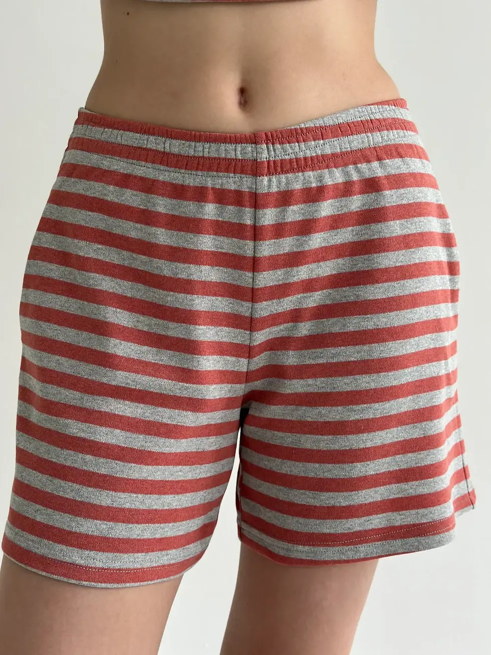 Прев'ю: Трикотаж смужка Костюм футболка та шорти сірий/теракот